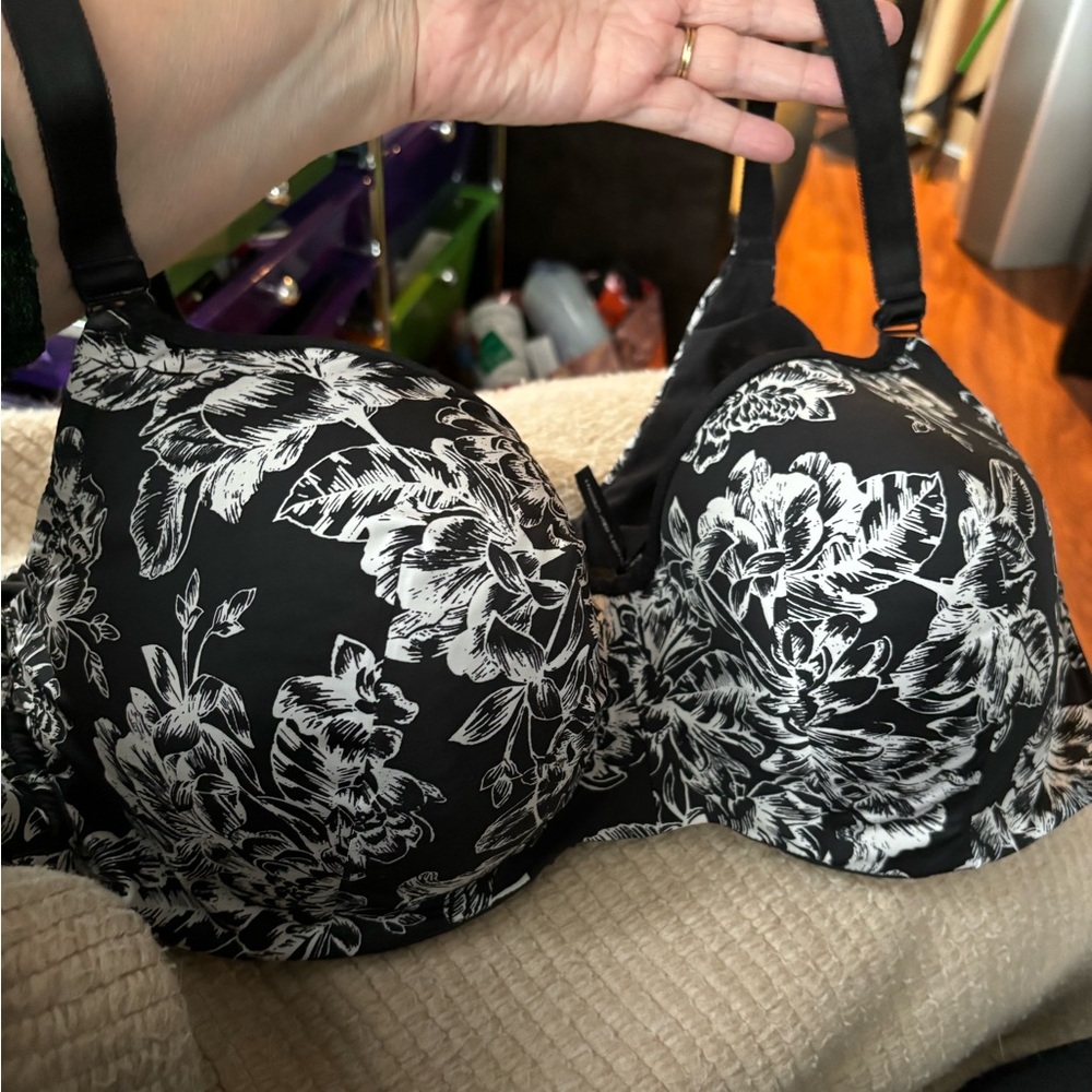 Torrid Curve Black/White Floral Full Support Fosm Cups Underwire Bra Size 44D.